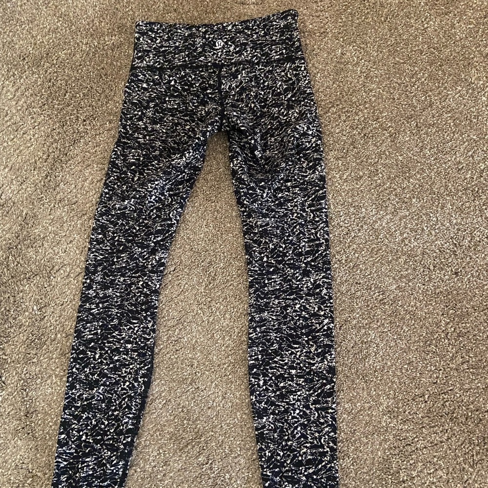 Color: pattern
Size: 4
Brand: Lululemon
Condition: worn once